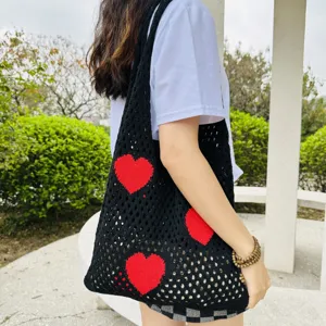 Schwarze Strick-Tasche mit roten Herzen, lässige Häkel-Schultertasche für Damen im Alltag.