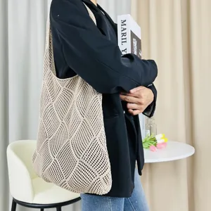 Beige Strick Tote Tasche für Damen, stilvolle Häkel Schultertasche, lässiges Lochdesign.