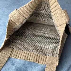 Detailansicht der Strick-Tragetasche Textur und Struktur, ideal für den Alltag.