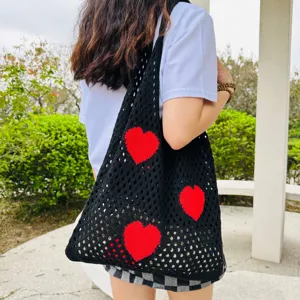 Schwarze Strick-Tasche mit rotem Herz-Muster, lässige Häkel-Schultertasche für den Alltag.
