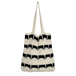 Schwarz-weiße Strick-Tasche, schicke Schultertasche für Damen, modische Beuteltasche.