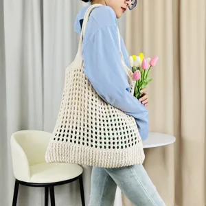 Beige geflochtene Hohlstrick Tasche Detailaufnahme mit Schultergurt im eleganten Alltagsstil.