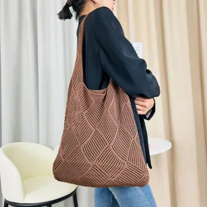 Braune hohle Strick Schulter Tote Tasche, lässige tägliche Strick Einkaufstasche für Frauen.
