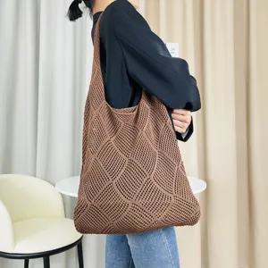 Detailaufnahme einer braunen Strick-Shopper-Tasche mit Lochmuster,lässige Schultertasche.