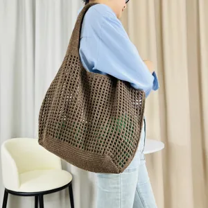 Braune Strick Handtasche für Damen, lässige Häkel Umhängetasche mit Lochmuster im Alltag.