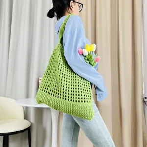 Grüne Strick-Tote-Bag für Damen, lässige Häkel-Umhängetasche mit Lochmuster für den Alltag.