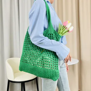 Grüne gestrickte hohle Tragetasche, lässige gewebte Umhängetasche für den täglichen Einkauf.