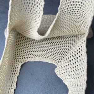 Nahaufnahme der beigen Strick-Tragetasche mit feiner Häkelstruktur und Lochmuster.