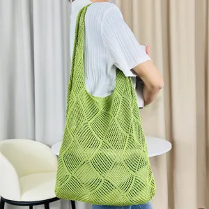 Detailansicht der eleganten grünen Strick-Netztasche mit einem modischen hohlen Design.