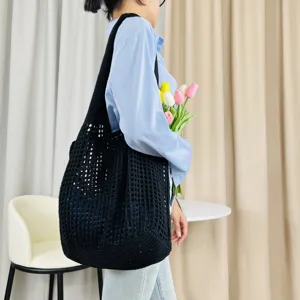 Schwarze Strick Häkel Tote Tasche Detailansicht, lässige gewebte Umhängetasche für Alltag.