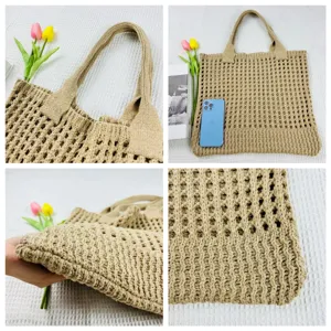 Nahaufnahme der beige Strick-Tasche mit gehäkelter Lochmuster-Textur und stabilen Griffen.