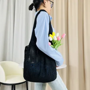 Detailansicht der eleganten schwarzen geflochtenen Häkel-Schultertasche im Innenszenario.