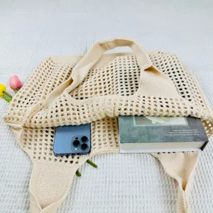 Beige gehäkelte hohle Tote Bag Detailansicht, lässige Netztasche für den Alltag.