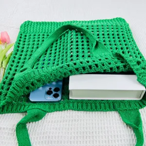 Grüne Häkel-Netztasche Detail, hohle Strick-Umhängetasche zeigt Textur und Kapazität.
