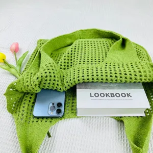 Gruene gehaekelte Damen Handtasche Detailansicht, hohle Strick Schultertasche fuer den Alltag.