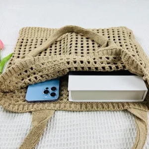 Detailaufnahme der beigen Strick-Häkel-Tasche mit großer Kapazität und weicher Textur.