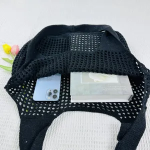 Schwarze Strick Häkel Tote Bag Detailansicht mit Netztextur, lässige Alltagsschultertasche.