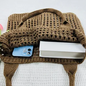 Braune Strick-Tasche Detailansicht zeigt hohle Textur und praktische Alltagskapazitaet.