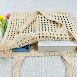 Beigefarbene gestreifte Häkel-Tragetasche, lässige Strick-Schultertasche Innendetail Kapazität.