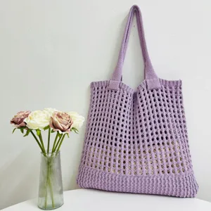 Detailansicht der eleganten lila hohlen gestrickten Shopper Schultertasche für den Alltag.