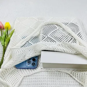 Nahaufnahme der weißen gestrickten hohlen Tasche mit praktischem und klarem Innendisplay