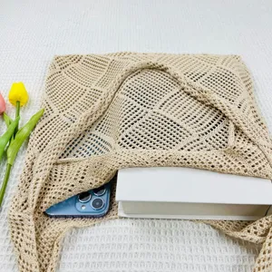 Gestrickte Häkel-Tragetasche Detailansicht, zeigt Netztextur und geräumiges Innenvolumen.