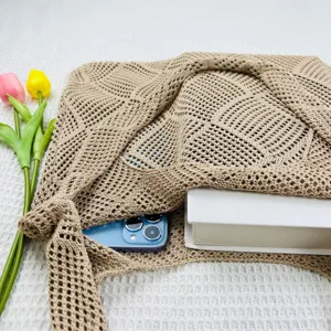 Detailansicht einer stilvollen beigen, gehäkelten Strick-Tote-Bag mit Alltags-Kapazität.