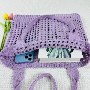 Detailaufnahme der lila geflochtenen Netztasche mit hohlem Strickdesign und geräumigem Innenraum.
