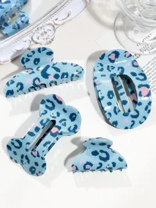 Detailaufnahme von blauen Jeans-Leopardenmuster Haarklammern, Knochen und ovalen Haarspangen.