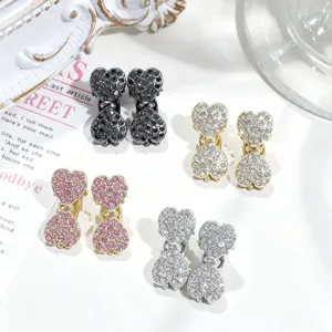 Vista dettagliata di scintillanti mollette per capelli a doppio cuore in strass, mini accessori.