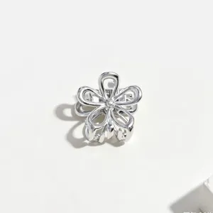 Morsetto per capelli fiore metallo argento dettaglio primo piano accessorio minimal