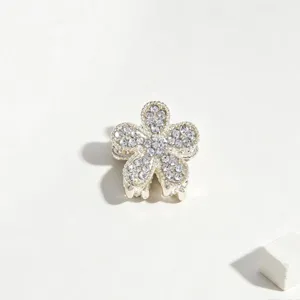 Primo piano della molletta per capelli con fiore di strass scintillante, base metallica e cristalli.