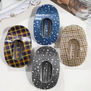 Flache ovale Haarklammern Set mit stylischen Sternen und Karo Mustern für tägliches Styling.