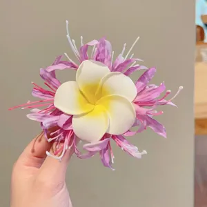 Plumeria Blume Haarklammer rosa und weiss Blumen Haarschmuck fuer das taegliche Styling.
