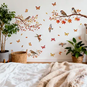 Escena de adhesivo de pared con rama de otoño, pájaros y mariposas para la decoración.