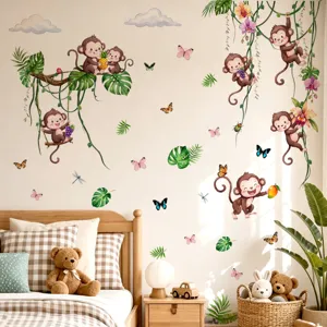 Primer plano de bonitos adhesivos de pared de monos de la selva en una acogedora habitación infantil.