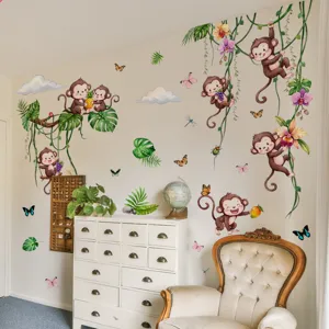 Vista detallada de pegatinas de pared de monos de la selva con animales lindos y vides verdes.