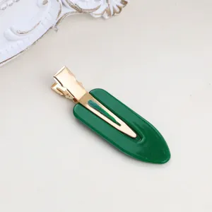 Dettaglio fermaglio goccia verde, elegante forcina becco d'anatra per capelli quotidiani.