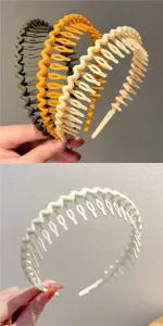 Vue détaillée du serre-tête ondulé uni avec dents, idéal pour le lavage quotidien du visage.