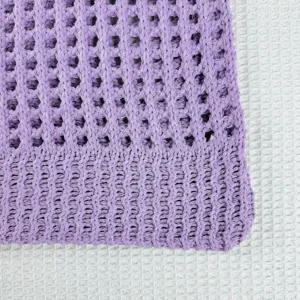 Lila gestrickte hohle Umhängetasche Detail Textur, lässige einfarbige gewebte Tragetasche.