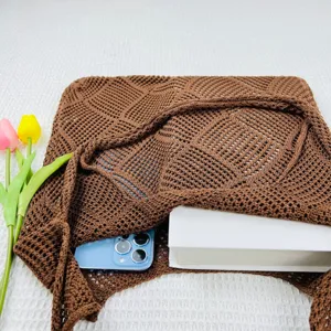Braune gestrickte hohle Tragetasche Detailansicht, stilvolles lässiges gewebtes Design für Damen.