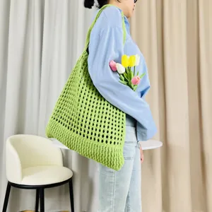 Grüne gestrickte Tote Bag für Damen, lässige hohle Umhängetasche im modischen Design.