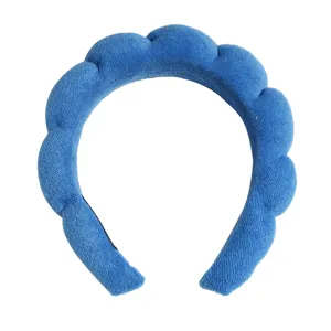Détail de bandeau nuage éponge bleu, cerceau de cheveux en tissu éponge doux pour le maquillage.