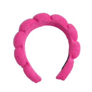 Serre-tête nuage rose moelleux pour le visage, tissu éponge doux vue rapprochée détail.