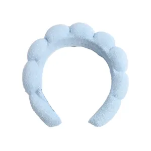Détail bandeau éponge nuage bleu vue rapprochée accessoire coiffure spa visage doux