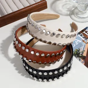 Serre-tete large en cuir PU avec rivets style vintage chic accessoire cheveux vue detail pour femme