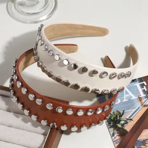 Serre-tête large en cuir PU avec rivets métalliques, accessoire cheveux rétro, détail.