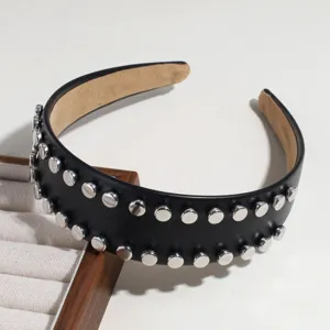 Serre-tete noir en cuir PU cloute, bandeau a cheveux large de style punk avec rivets argentes.