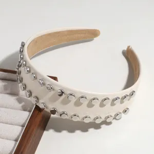 Serre-tête large en cuir PU blanc avec double rangée de clous métalliques argentés.