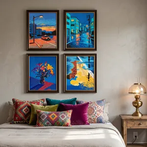 Accogliente decorazione murale da camera da letto con quattro stampe artistiche urbane e floreali.